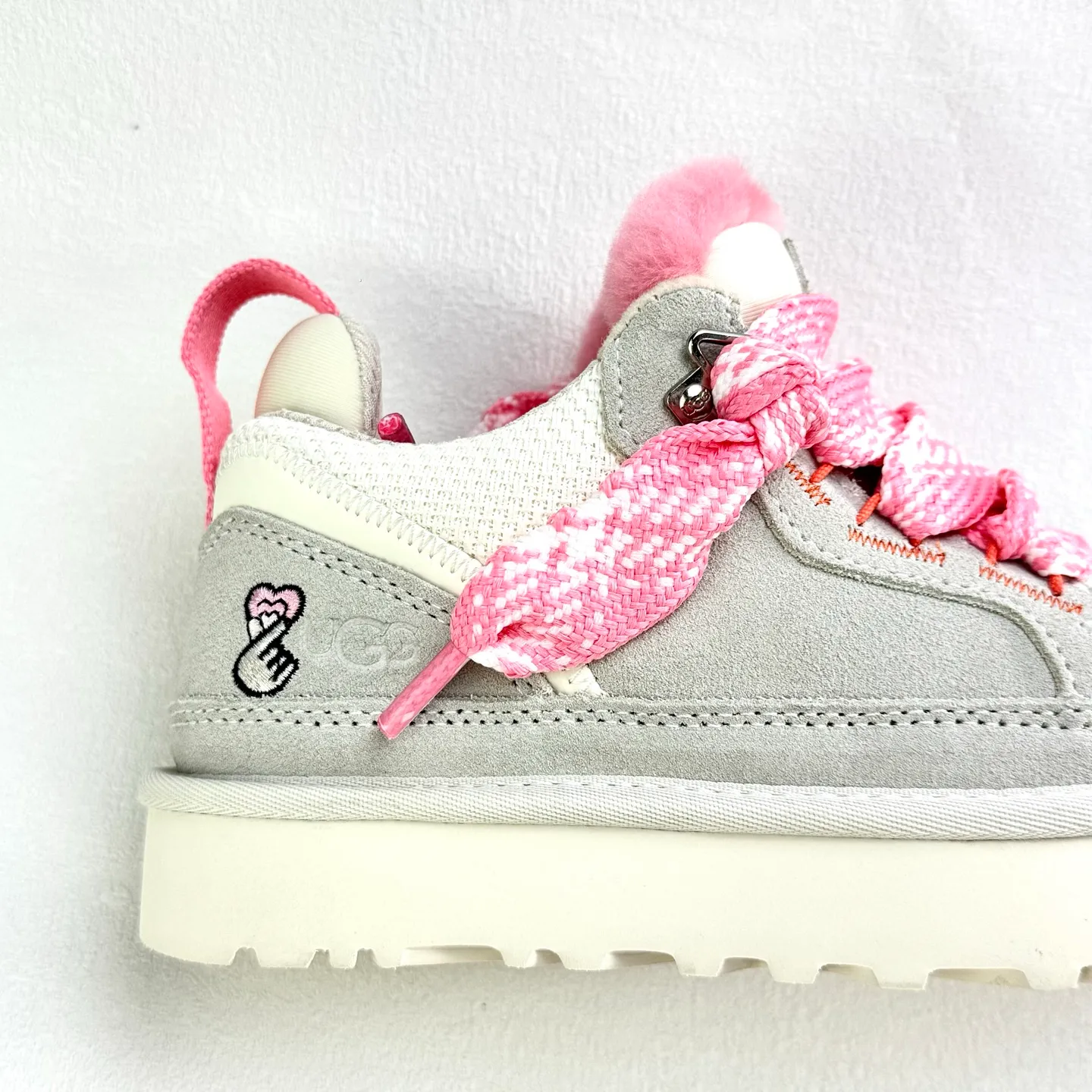 Local 💰600 supports stocking. Platform operation #UGG｜Low top 4032 Mel casual shoes, upper design, recycled ballistic canvas mesh, high-quality suede upper, two-color flat shoelaces. The inner material of the shoe is made of Longfeng sheep fur. The fur lining keeps warm and locks in temperature. The sole material is comfortable Treadlite by #UGG #EVA. Light wing outsole. Size: 35 36 37 38 39 40